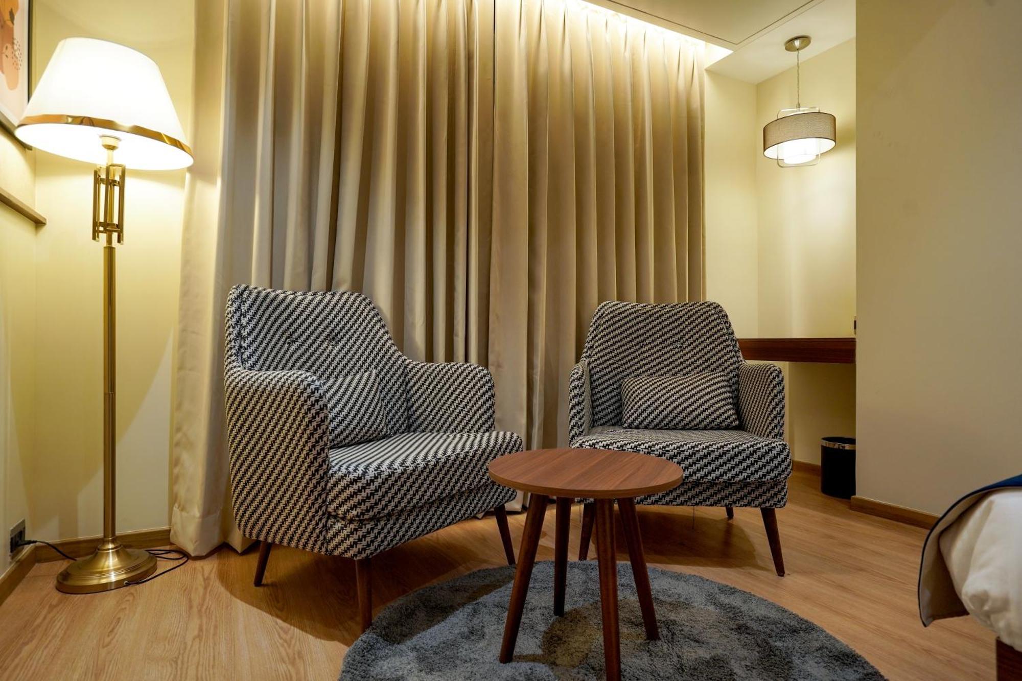 M2 Square By Monday Premium Hotel Nágpur Kültér fotó